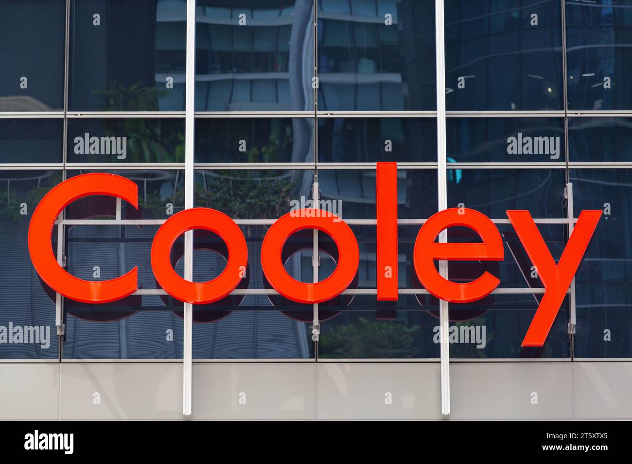 Cartellonistica per servizi aziendali dello studio legale Cooley di colore rosso attaccata alla facciata di un edificio commerciale, Singapore. Foto Stock