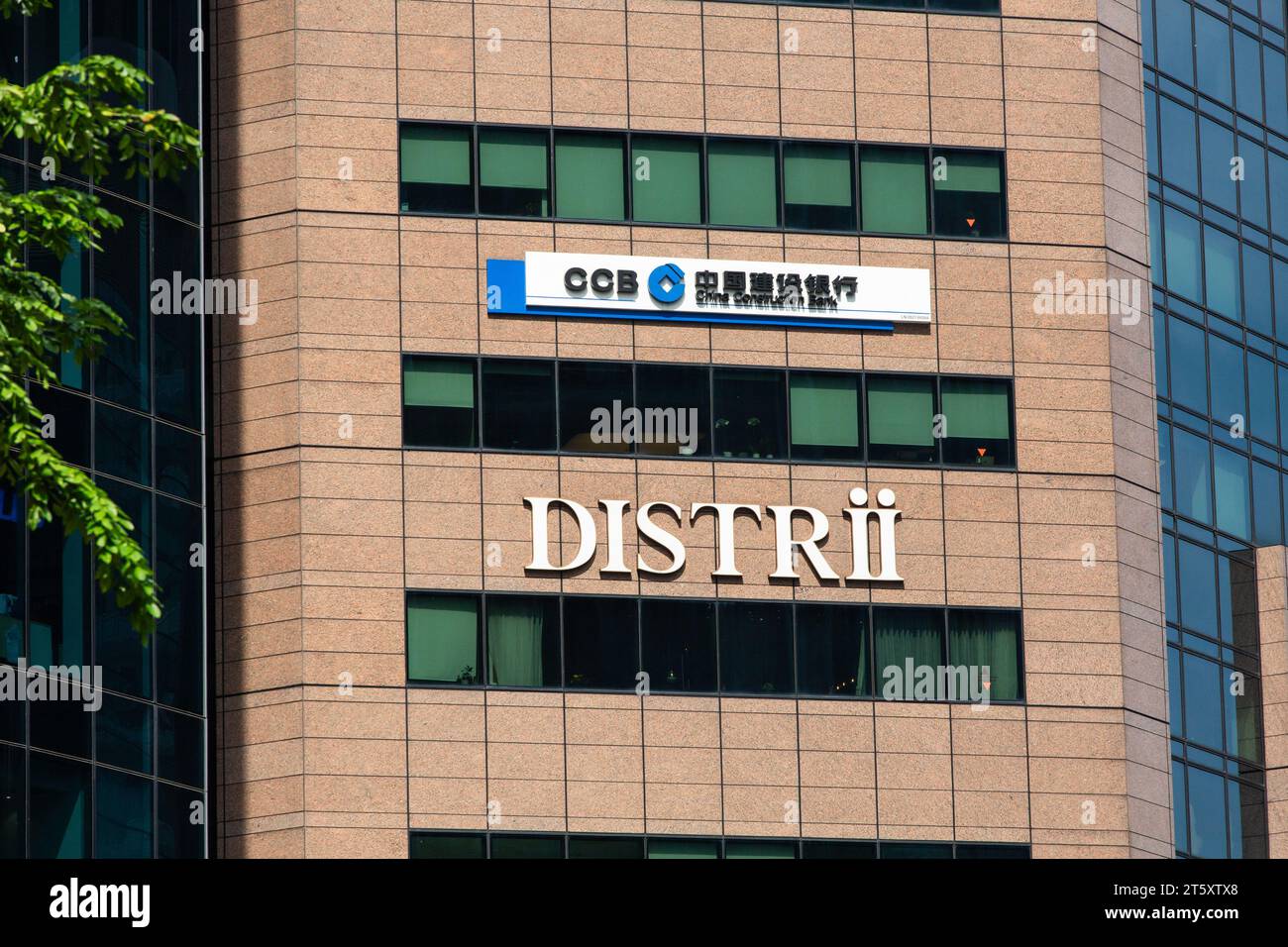 Logo di CCB, China Construction Bank. Grande font di Distrii, uno spazio di co-working in uno spazio già affollato, Singapore. Foto Stock