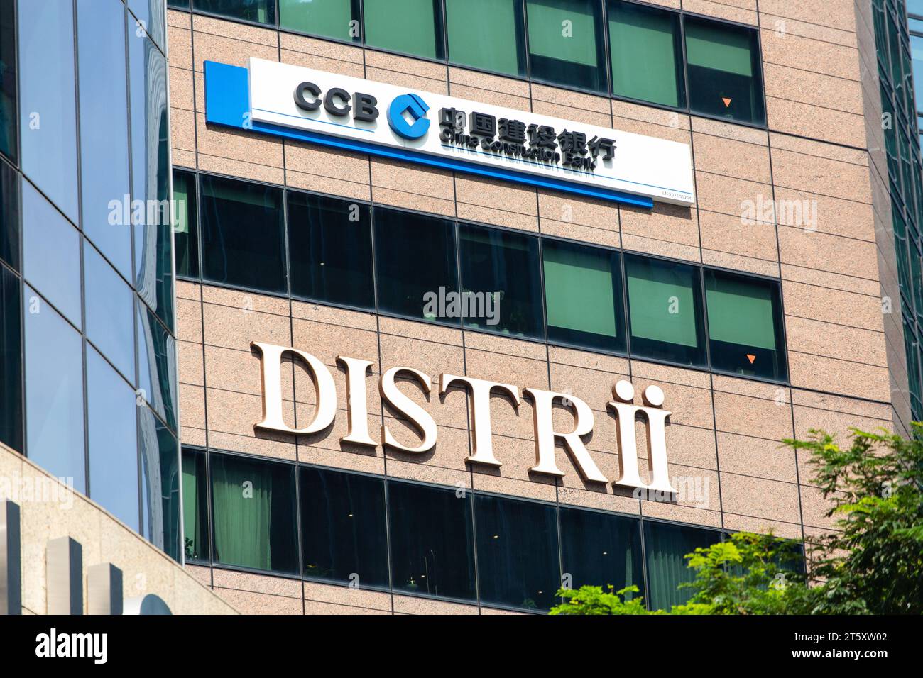 Logo di CCB, China Construction Bank. Grande font di Distrii, uno spazio di co-working in uno spazio già affollato, Singapore. Foto Stock