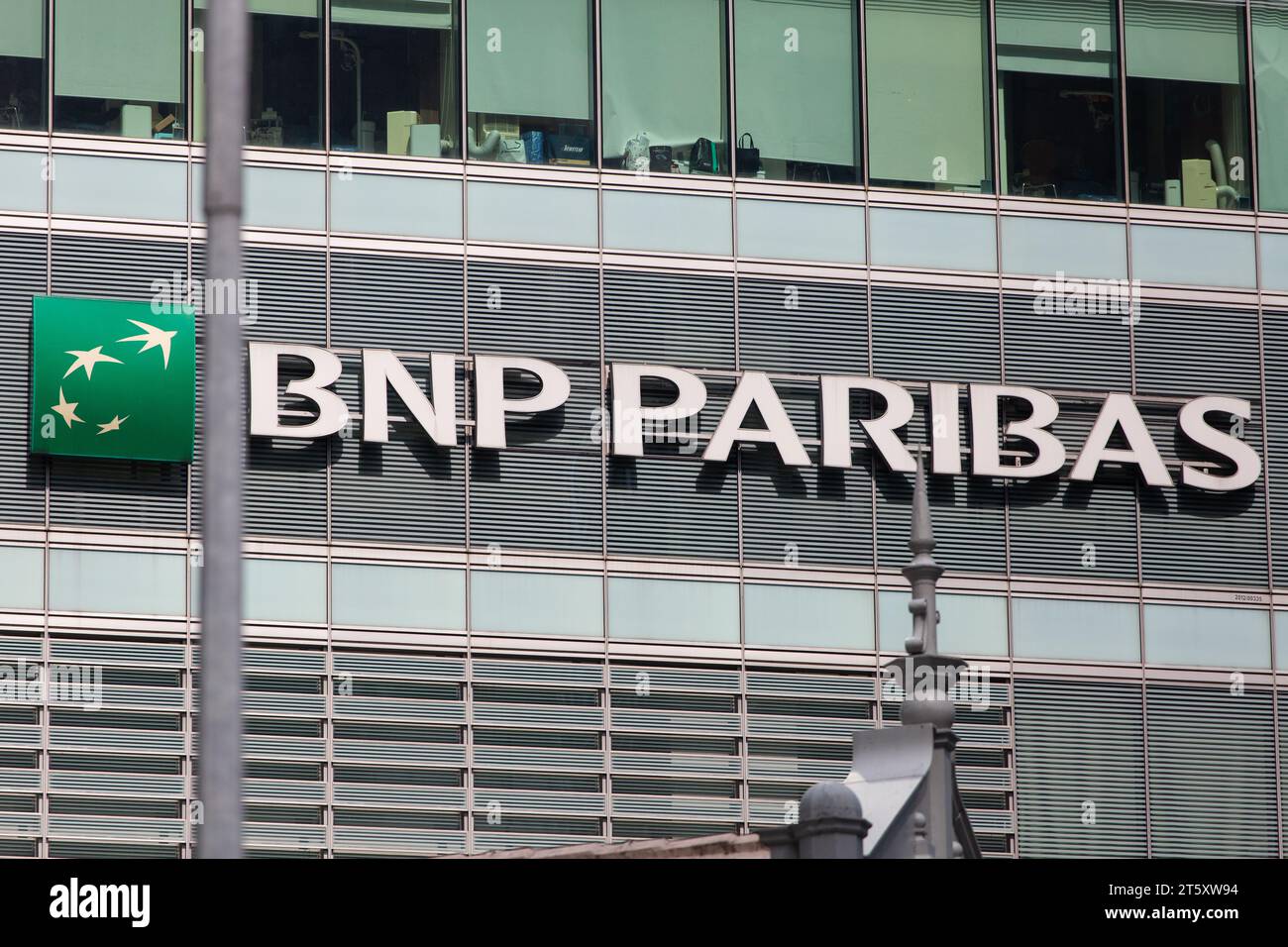 Segnaletica BNP Paribas e logo aziendale all'esterno di un edificio commerciale per attirare l'attenzione delle persone all'esterno. Singapore. Foto Stock
