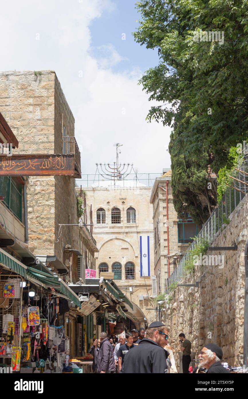 La via dolorosa, la città vecchia di Gerusalemme, Israele. Turisti. Rappresenta il cammino che Gesù ha intrapreso, forzato dai soldati romani, sulla strada per il suo cru Foto Stock