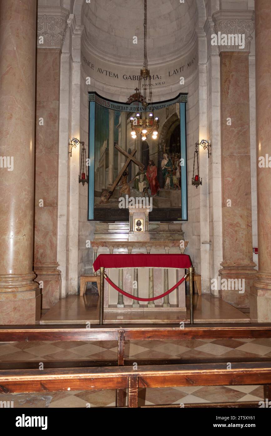 Città vecchia di Gerusalemme, Israele. La Chiesa della condanna e dell'imposizione della Croce. La cappella mostra l'imposizione della Croce sopra l'altare Foto Stock