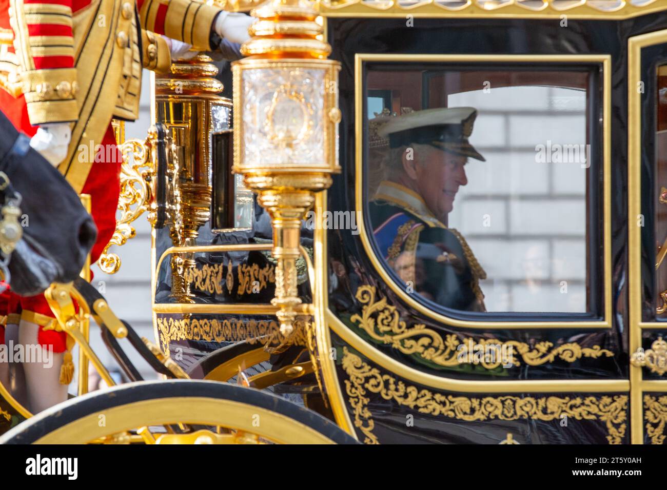 Londra, Regno Unito. 7 novembre 2023. Londra, Regno Unito. 7 novembre 2023. Re Carlo fu guidato lungo Whitehall sulla strada per l'apertura statale del Parlamento, dove annuncerà i piani legislativi del governo fino alle prossime elezioni. Ha cavalcato su una carrozza di stato, ma ha incontrato alcuni manifestanti che sventolavano bandiere e cartelloni 'Not My King'.Credit: Richard Lincoln/Alamy Live News Credit: Richard Lincoln/Alamy Live News Foto Stock