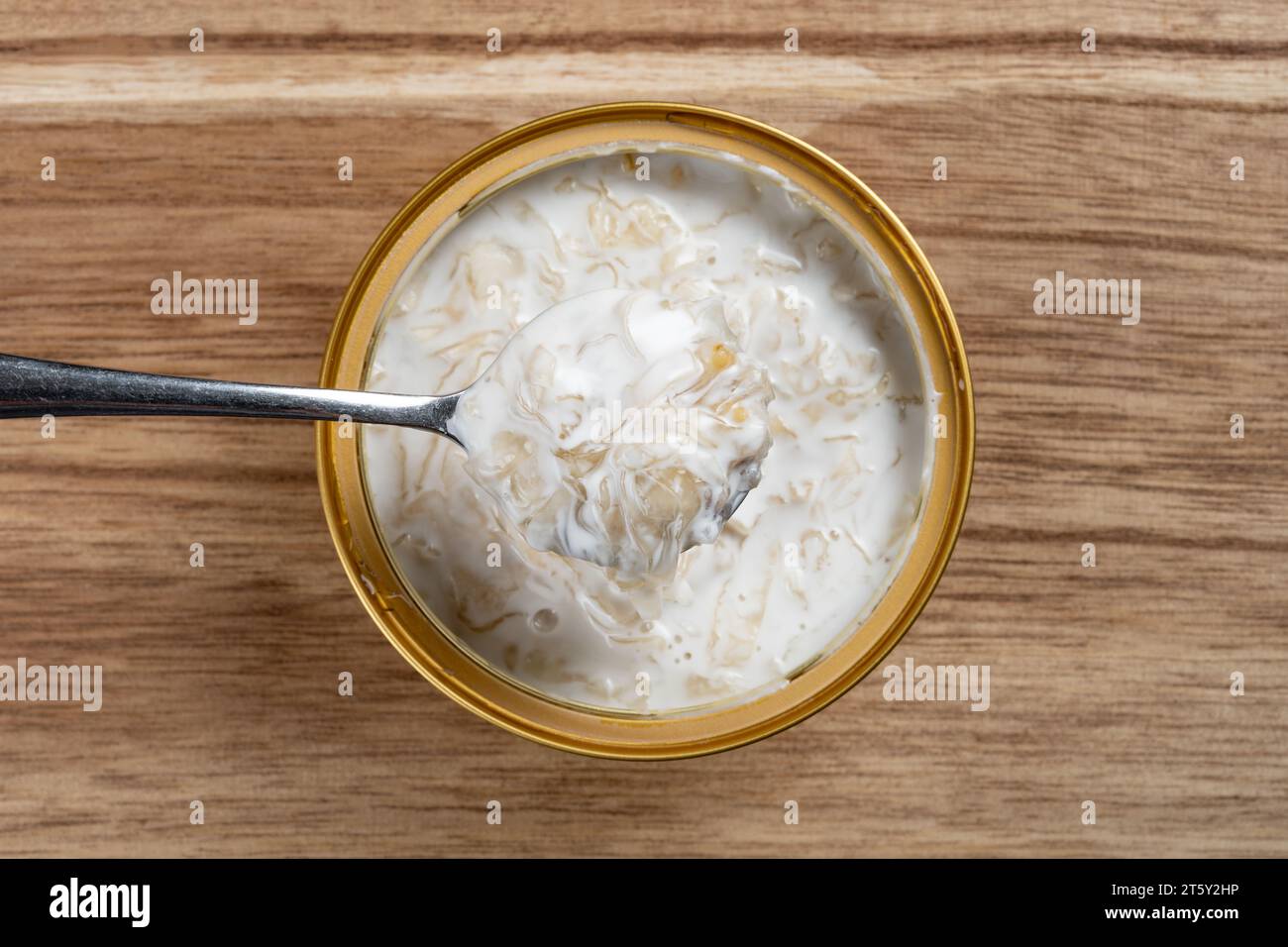 vista dall'alto latte di cocco fungo bianco zuppa di nido di uccelli Foto Stock