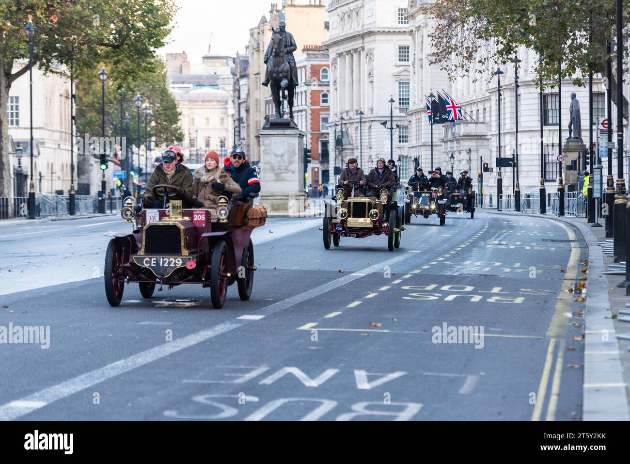 Auto d'epoca che partecipano alla corsa di auto d'epoca da Londra a Brighton, evento di auto d'epoca che attraversa Westminster, Londra, Regno Unito Foto Stock