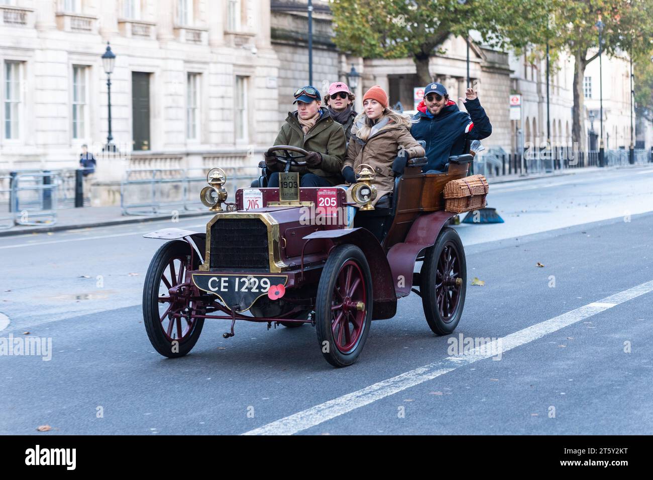 1903 auto Gladiator che partecipa alla corsa di auto veterane da Londra a Brighton, evento automobilistico d'epoca che passa attraverso Westminster, Londra, Regno Unito Foto Stock