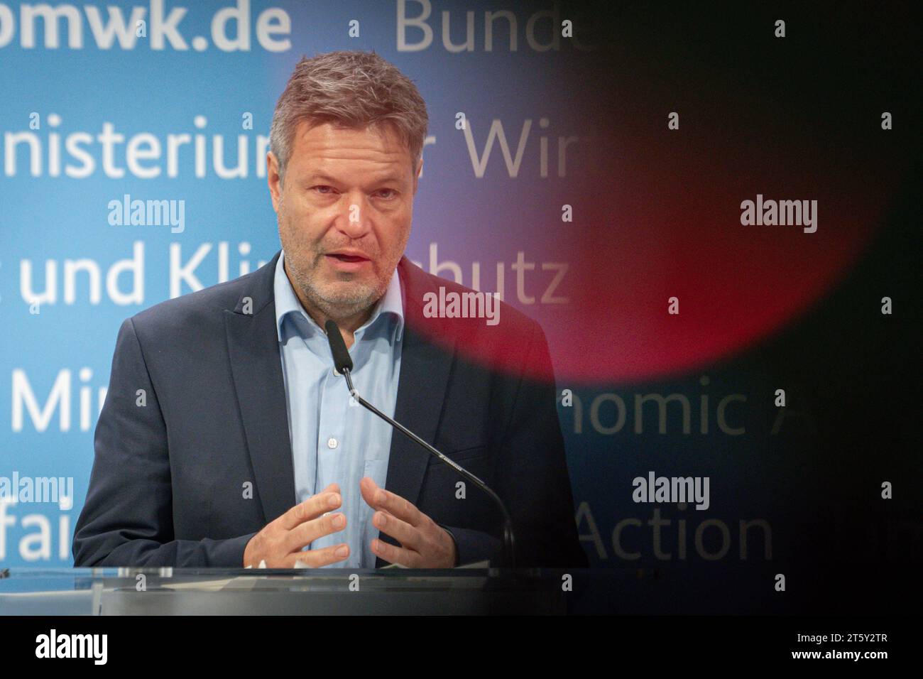 Pressestatement zu Buerokratieabbau bei Berichtspflichten im Bundeswirtschaftsministerium Bundesminister fuer Wirtschaft und Klimaschutz Dr. Robert Habeck bei der Pressekonferenz im Anschluss an die Diskussion zum Buerokratieabbau auf Grundlage der Vorschlaege des BMWK zum Abbau von Berichtschaftschutten Berlin, Bundeswikratieabbau 07.11.2023 Berlin Berlin Deutschland *** comunicato stampa sulla riduzione della burocrazia negli obblighi di rendicontazione presso il Ministero federale dell'economia e della tecnologia Ministro federale dell'economia e della protezione del clima Dr. Robert Habeck at the PRES Foto Stock