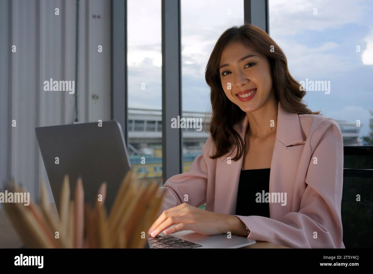 Operai colletti bianchi che lavorano fino a tardi. Concetto di occupazione e lavoro fino a tardi. Foto Stock