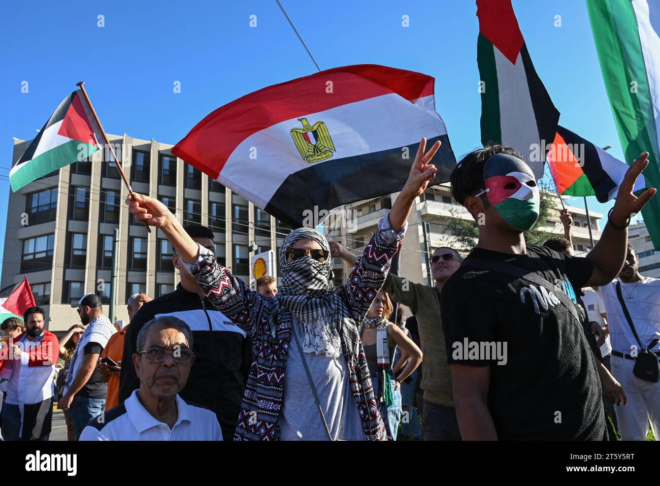 Atene, Grecia. 5 novembre 2023. I partecipanti sventolano bandiere e gridano slogan davanti all'ambasciata israeliana durante una protesta pro-palestinese. Foto Stock