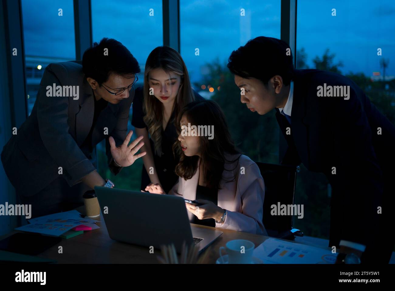 Operai colletti bianchi che lavorano fino a tardi. Concetto di occupazione e lavoro fino a tardi. Foto Stock