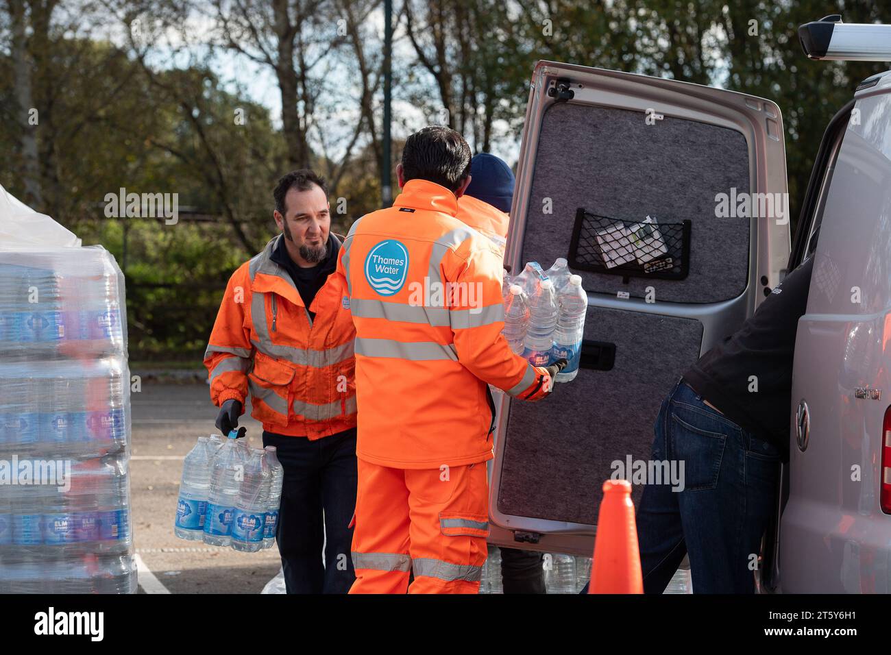 Artlington, Guildford, Regno Unito. 7 novembre 2023. Thames Water consegnava rifornimenti di acqua potabile ai residenti del Surrey oggi all'Artlington Park and Ride di Artlington, Guildford, Surrey. Fino a 12.000 persone a Guildford rimangono senza acqua a seguito di un importante problema di approvvigionamento idrico del Tamigi. Alcune famiglie e imprese sono senza acqua da giovedì sera della scorsa settimana. I clienti sono stati interessati dai codici postali, tra cui GU1, GU2, GU3, GU5, GU6, GU7 e GU8. Jeremy Hunt, deputato Tory per il South West Surrey, ha riferito che l'interruzione è stata "un colpo di martello" per la zona. Foto Stock