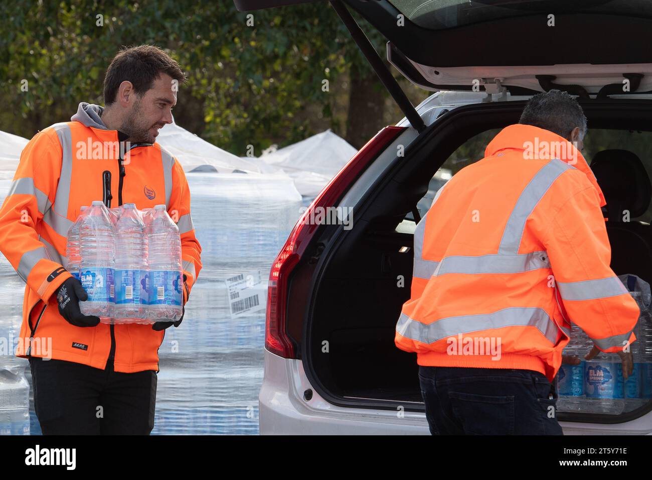 Artlington, Guildford, Regno Unito. 7 novembre 2023. Thames Water consegnava rifornimenti di acqua potabile ai residenti del Surrey oggi all'Artlington Park and Ride di Artlington, Guildford, Surrey. Fino a 12.000 persone a Guildford rimangono senza acqua a seguito di un importante problema di approvvigionamento idrico del Tamigi. Alcune famiglie e imprese sono senza acqua da giovedì sera della scorsa settimana. I clienti sono stati interessati dai codici postali, tra cui GU1, GU2, GU3, GU5, GU6, GU7 e GU8. Jeremy Hunt, deputato Tory per il South West Surrey, ha riferito che l'interruzione è stata "un colpo di martello" per la zona. Foto Stock