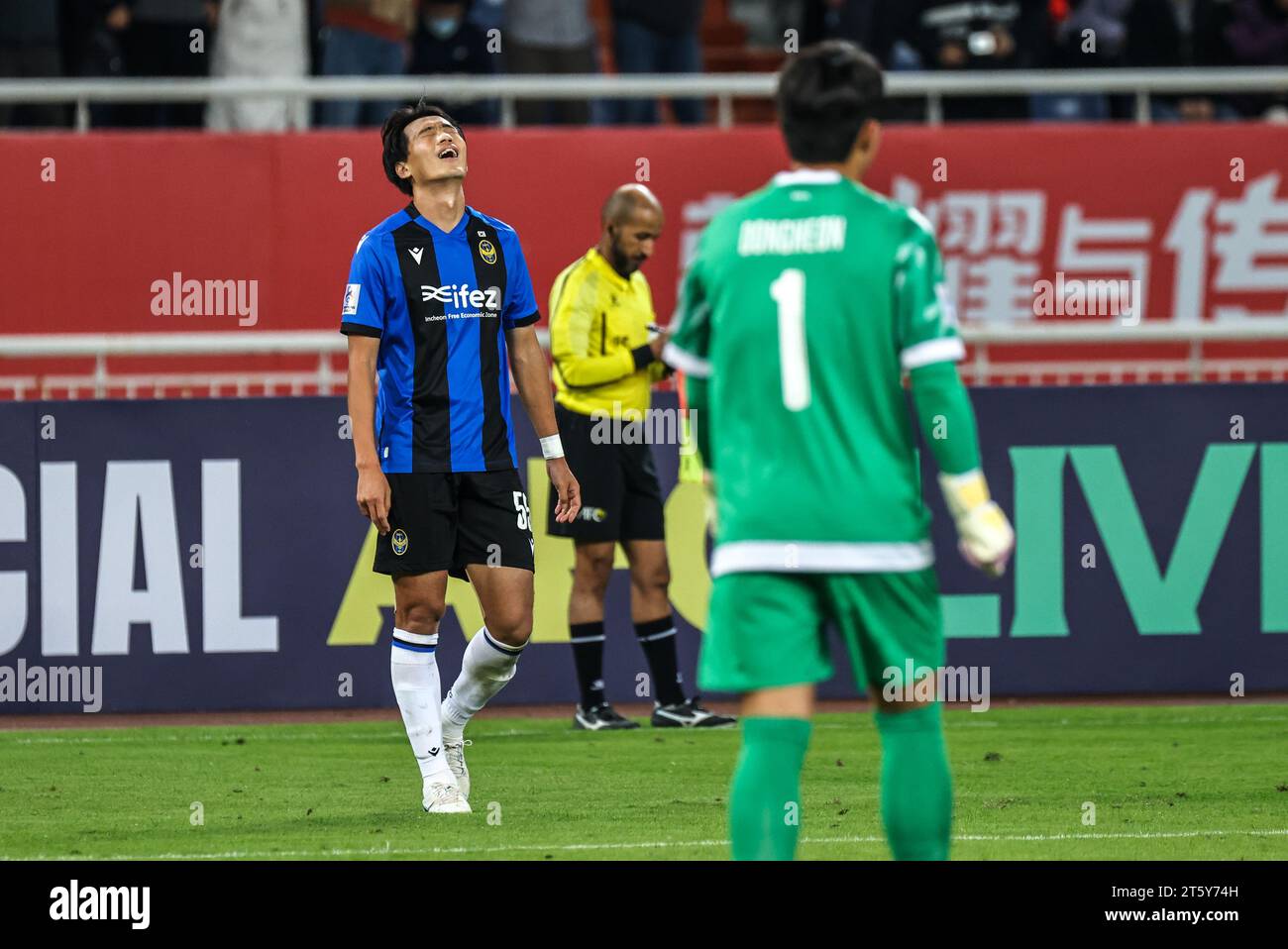 Jinan. 7 novembre 2023. Kweon Han-Jin (L) dell'Incheon United reagisce dopo aver segnato un proprio gol durante la partita del gruppo G tra Shandong Taishan e Incheon United della Corea del Sud alla AFC Champions League 2023-2024 a Jinan, nella provincia dello Shandong della Cina orientale, 7 novembre 2023. Crediti: Zhu Zheng/Xinhua/Alamy Live News Foto Stock