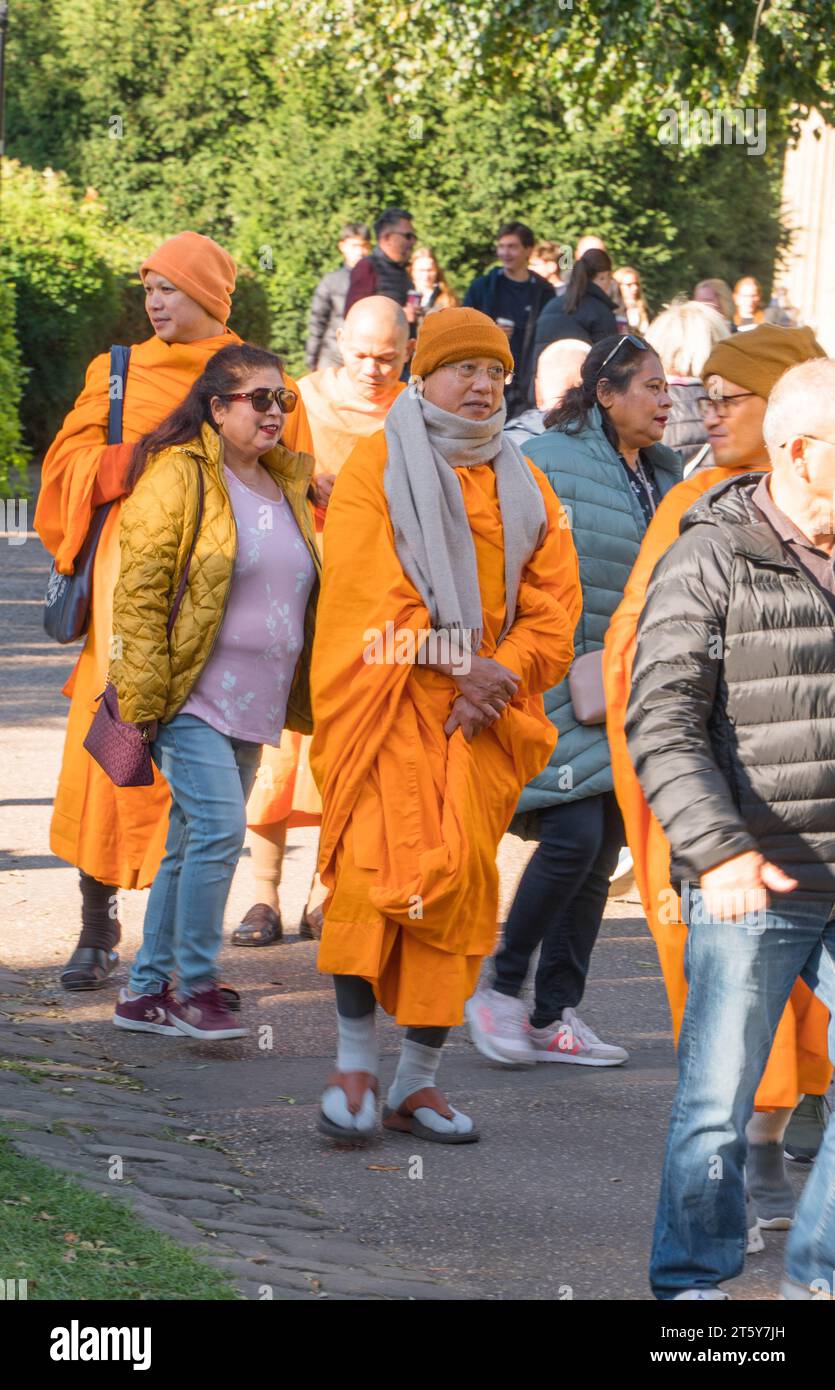 I monaci buddisti Theravada si godono una passeggiata attraverso i Museum Gardens York Inghilterra, Regno Unito. Ottobre 2023. Foto Stock