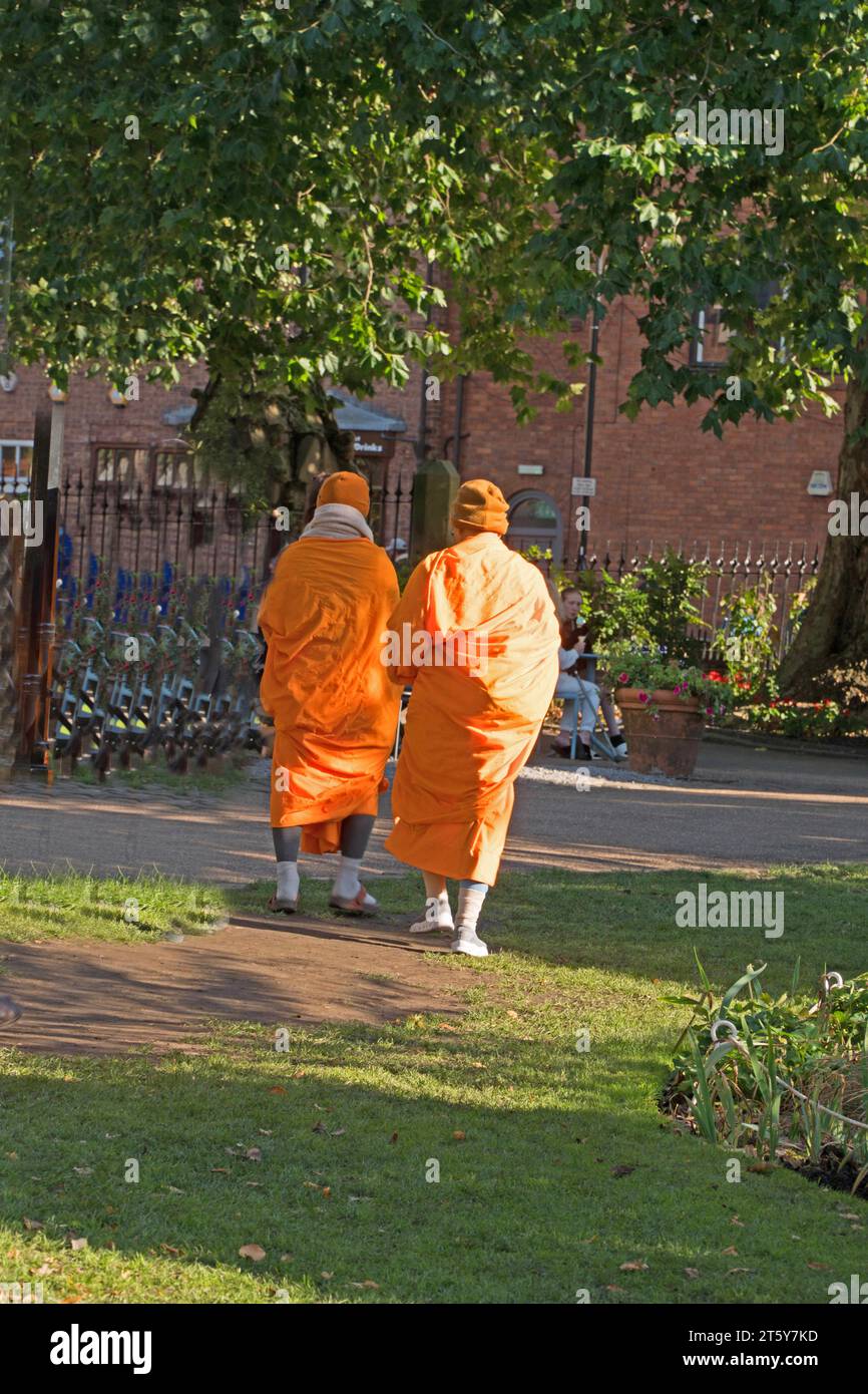I monaci buddisti Theravada si godono una passeggiata attraverso i Museum Gardens York Inghilterra, Regno Unito. Ottobre 2023. Foto Stock