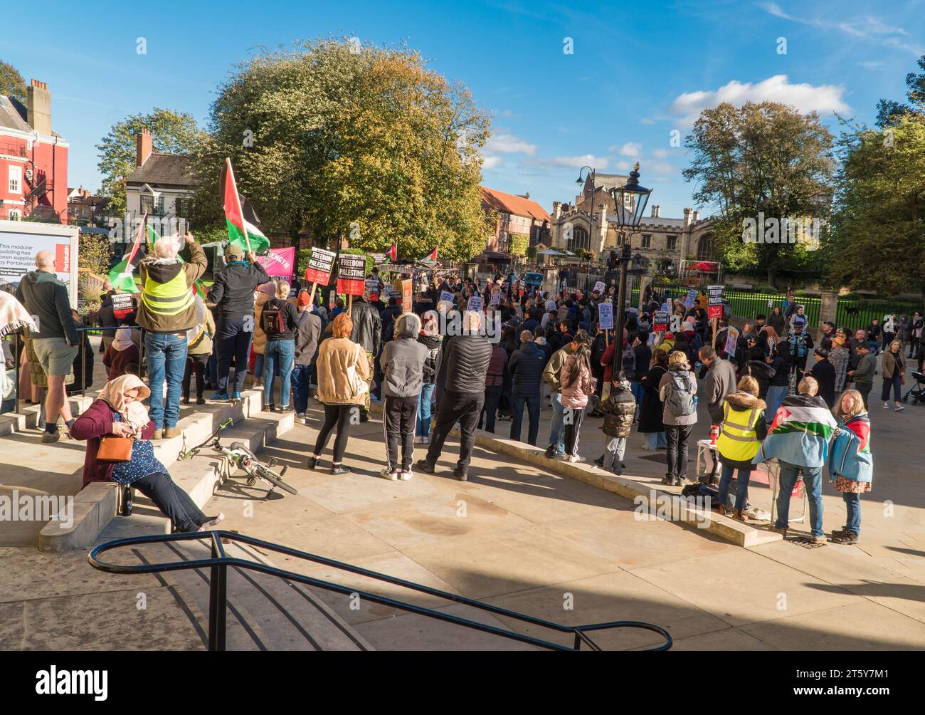 I manifestanti si riuniscono alla Cattedrale di York per manifestare su Israele e la conseguente guerra a Gaza. York Inghilterra Regno Unito ottobre 2023 Foto Stock