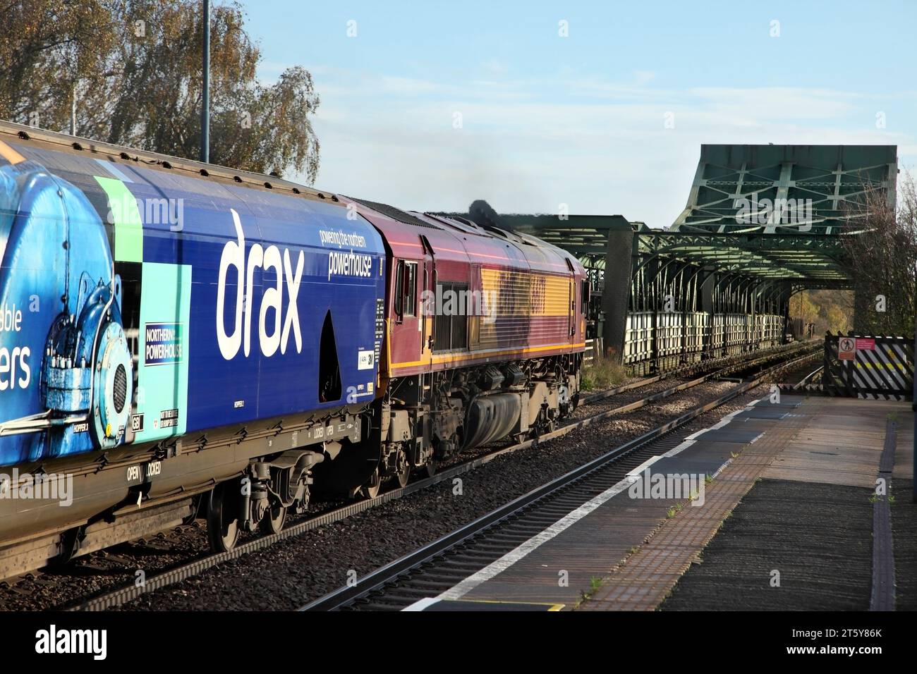 DB Cargo Class 66 loco 66171 passa dalla stazione di Althorpe con la centrale 4R49 0815 Drax - treno biomassa Immingham il 7/11/23. Foto Stock