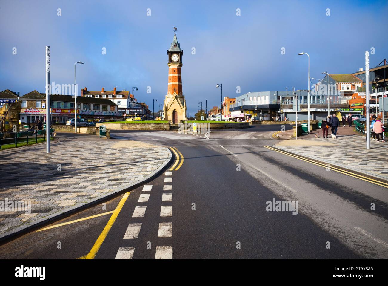La torre dell'orologio di Skegness è una caratteristica centrale dell'area fronte mare Foto Stock