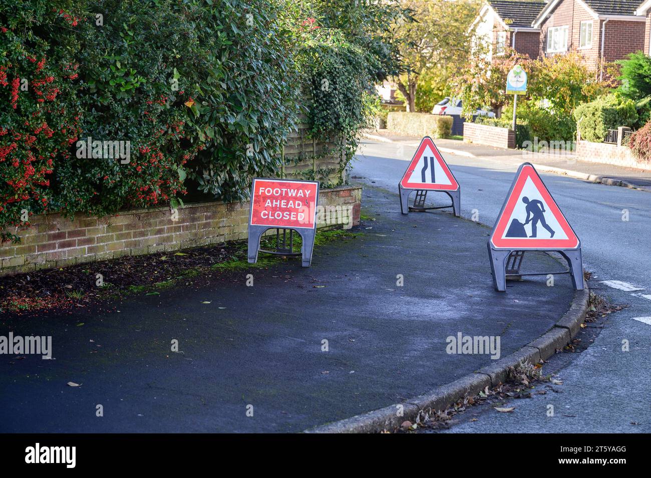 Segnali di chiusura del sentiero su una curva di un percorso in un'area residenziale. Foto Stock