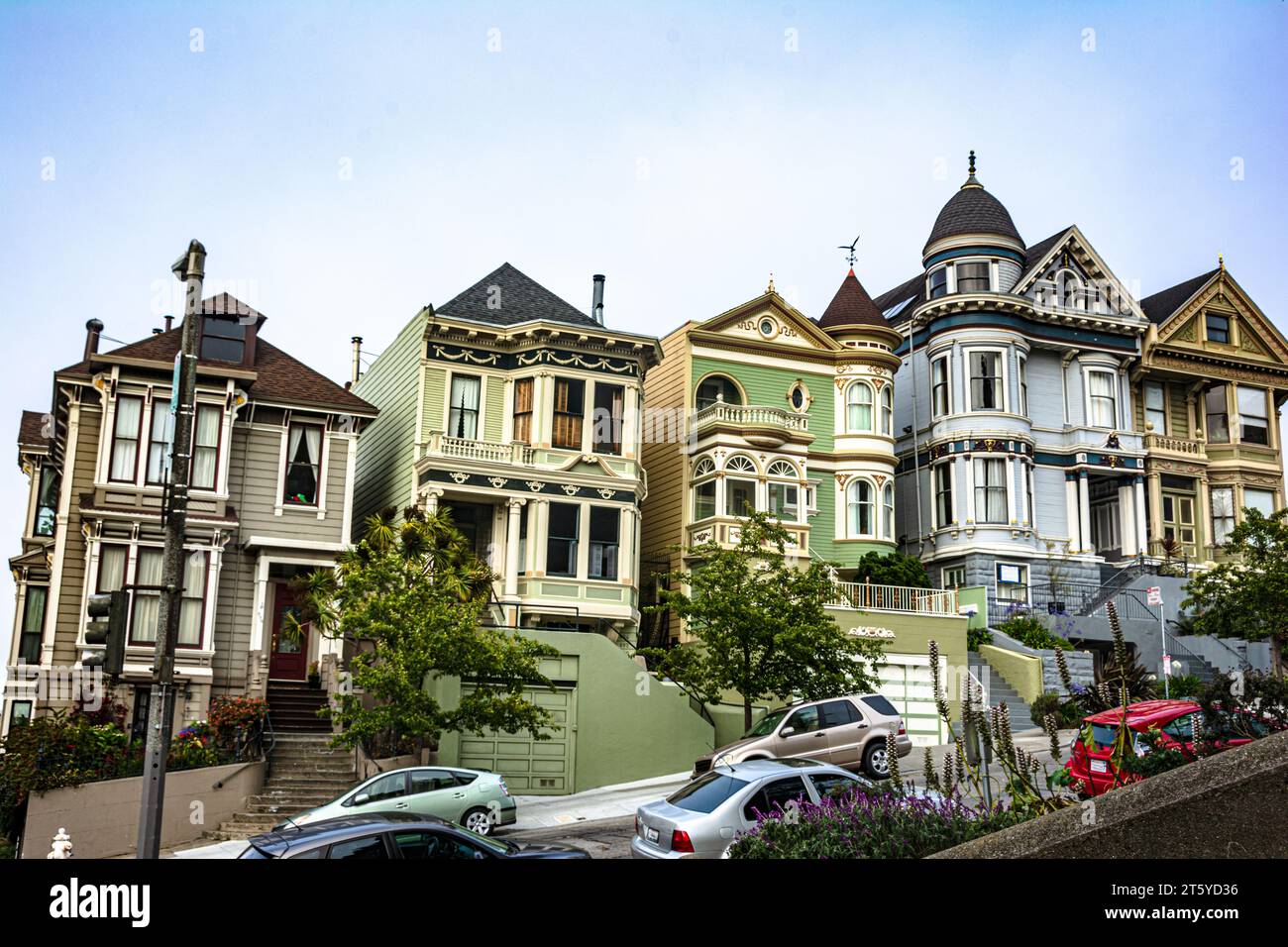 San Francisco, California, USA - 5 luglio 2014: Case a schiera colorate in Steiner Street Foto Stock
