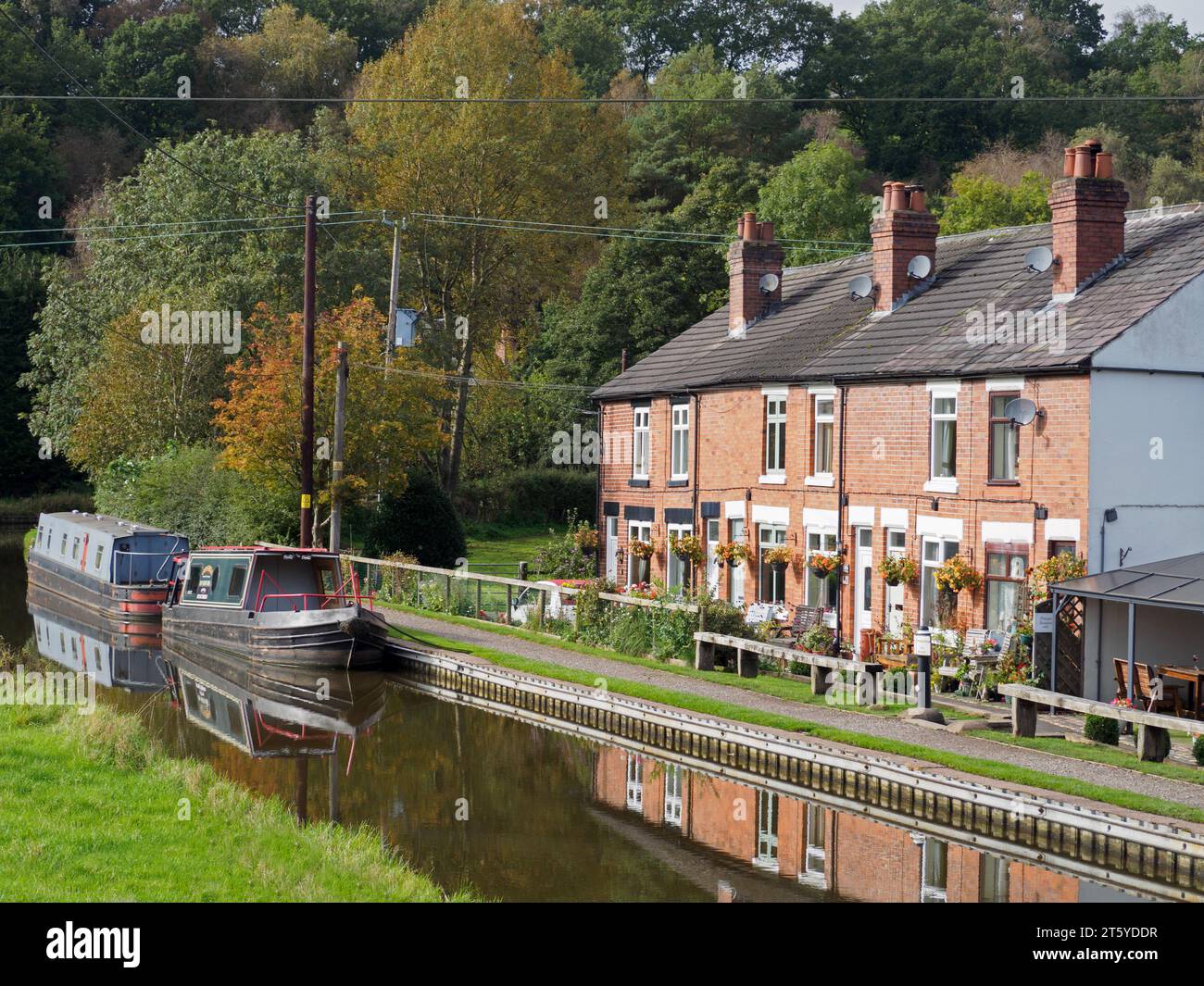Cottage terrazzati accanto al Caldon Canal a Dendord nel North Staffordshire Foto Stock