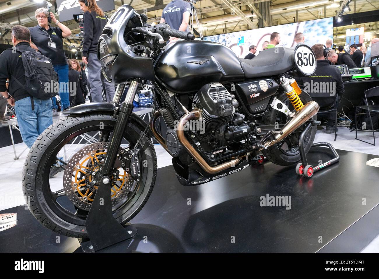 News - EICMA - 80a Edizione della Fiera Internazionale ciclo e Moto Guzzi V7 850 Cafe Racer bike esposta alla 80a edizione di EICMA - Salone Internazionale ciclo e Moto di Milano alla Fiera di Rho il 7 novembre 2023, Rho - Milano, Italia. Milano Fiera Rho Italia Copyright: XRobertoxTommasinix/xLiveMediax LPN 1122118 Foto Stock