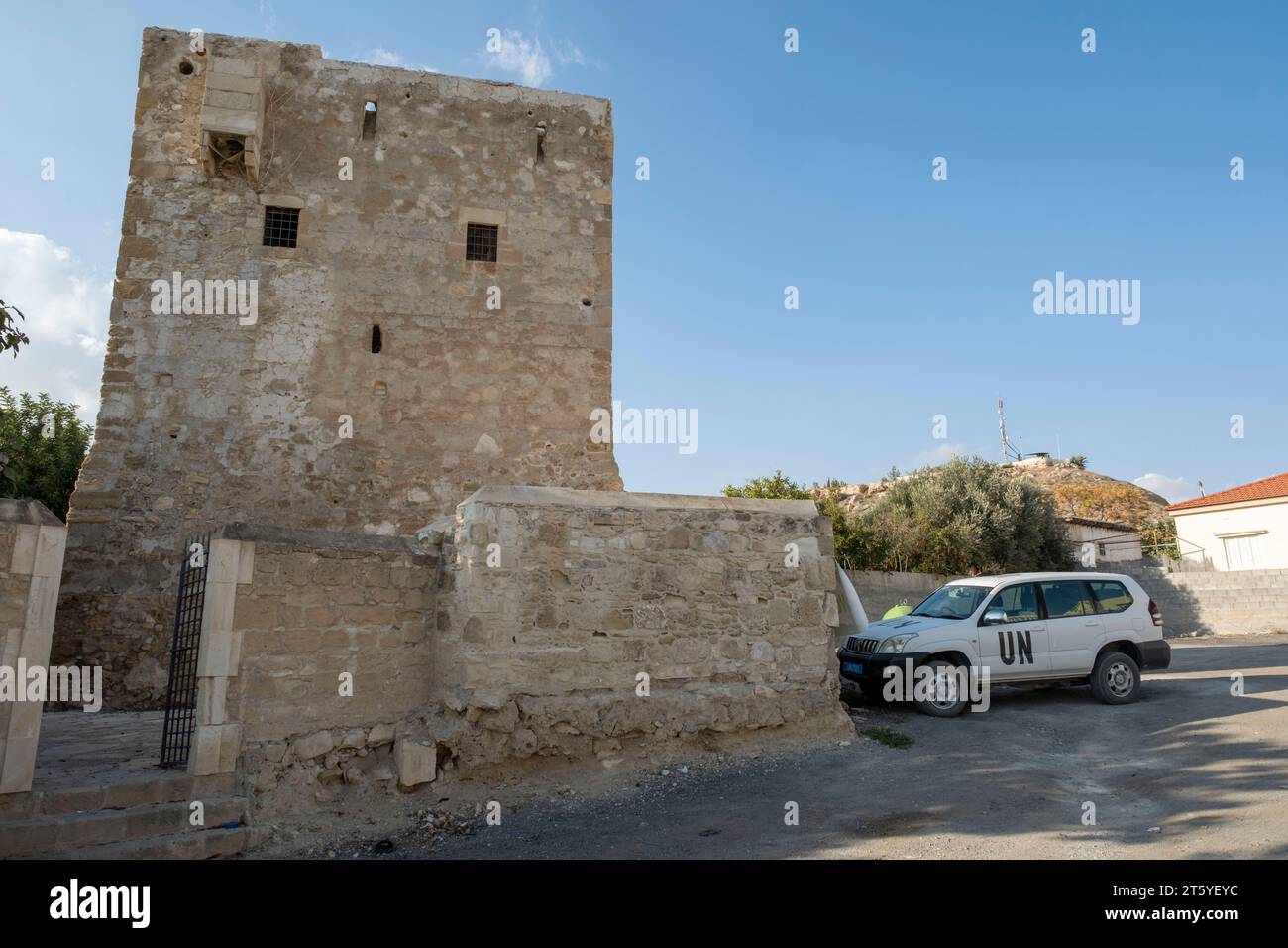 Torre medievale nel villaggio di Pyla, distretto di Larnaca, Repubblica di Cipro. Foto Stock