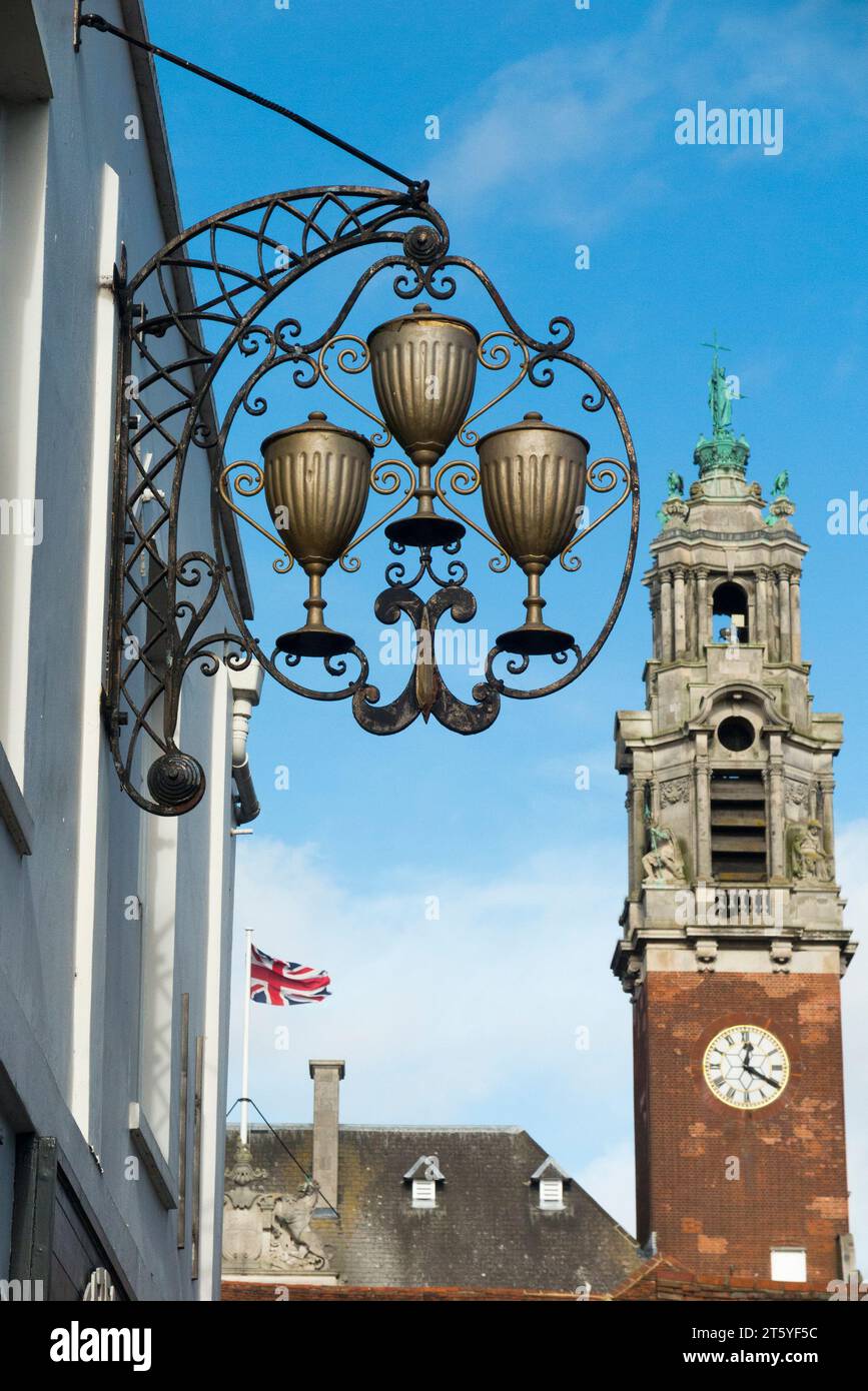 Ultimi segni dell'ex hotel di Colchester; un cartello appeso fissato sull'ex Cups Pub in Trinity Street. Colchester Town Hall sullo sfondo. (136) Foto Stock
