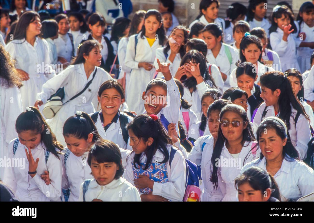 Bolivia, la Paz. La scuola e' fuori per le ragazze di una scuola secondaria. Foto Stock