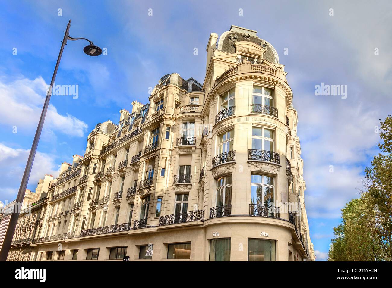 Tipica architettura domestica parigina del XIX secolo ricostruita da Haussmann per Napoleone III - Parigi, Francia. Foto Stock
