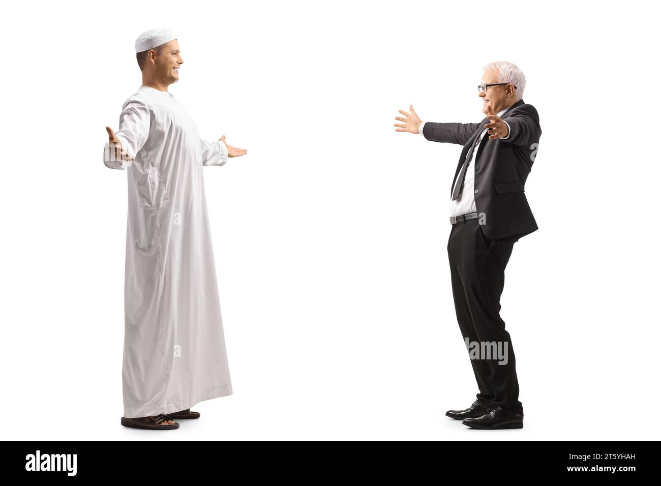 Uomo musulmano che incontra e saluta un uomo d'affari maturo isolato su sfondo bianco Foto Stock