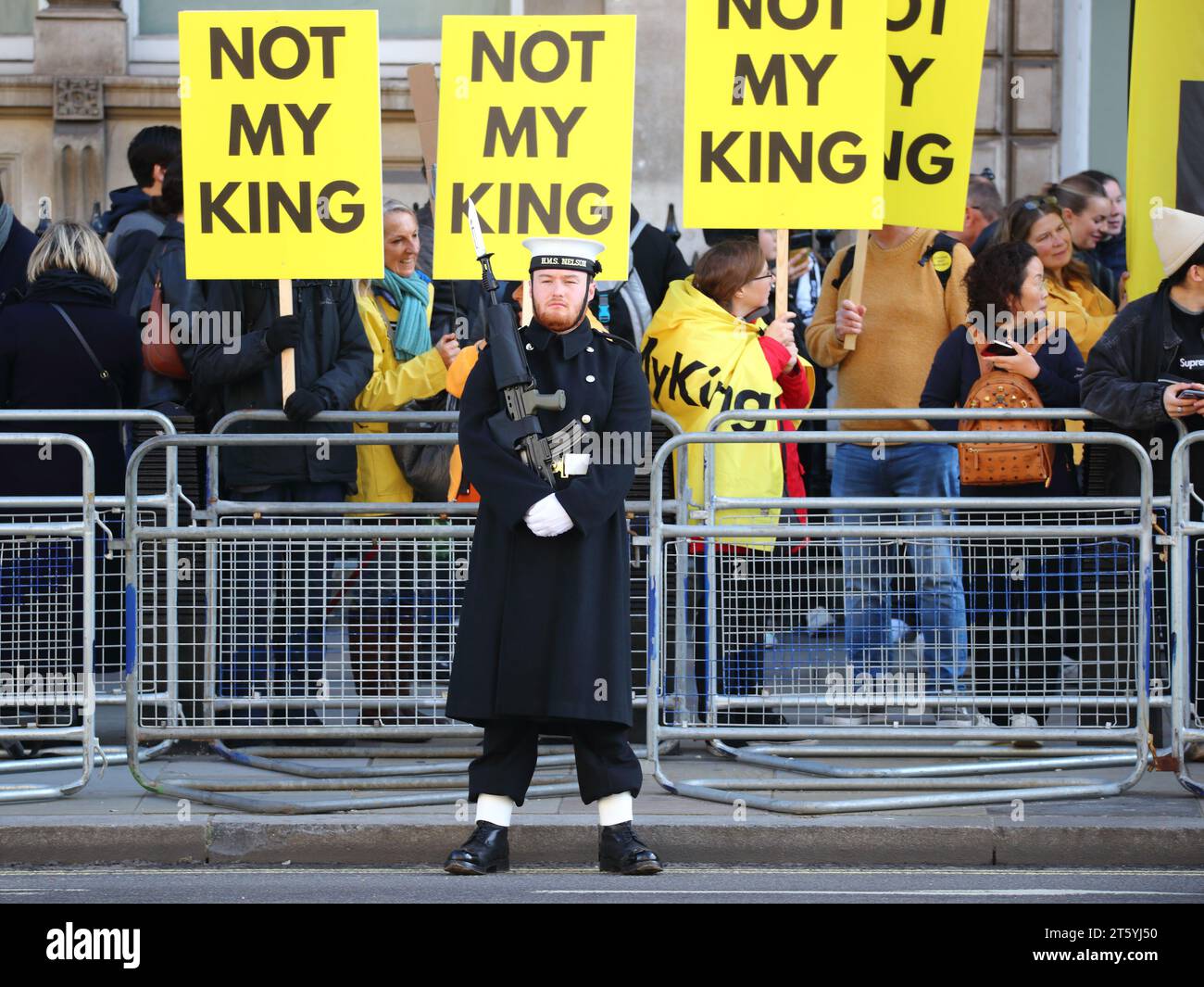 Londra, Regno Unito. 7 novembre 2023. Prima apertura statale del Parlamento per re Carlo III dalla sua incoronazione. Un gruppo di antimonarchici si riunì a Whitehall. Crediti: Uwe Deffner/Alamy Live News Foto Stock