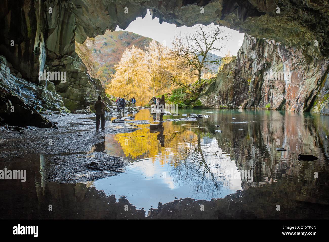 Rydal, Ambleside, Cumbria, Regno Unito. 7 novembre 2023. I visitatori del Lake District a Rydal Cave vicino ad Ambleside, Cumbria, si prendono il tempo di rifugiarsi in una giornata davvero suggestiva. Crediti: John Eveson/Alamy Live News Foto Stock