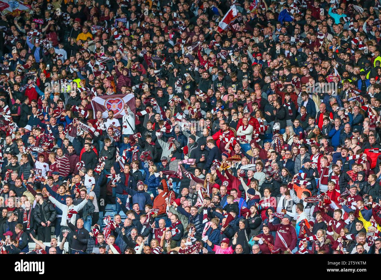 I tifosi di Heart of Midlothian, noto anche come Hearts, squadra di calcio di Hampden Terracing, Glasgow, durante una semifinale di Viaplay Scottish Cup Foto Stock