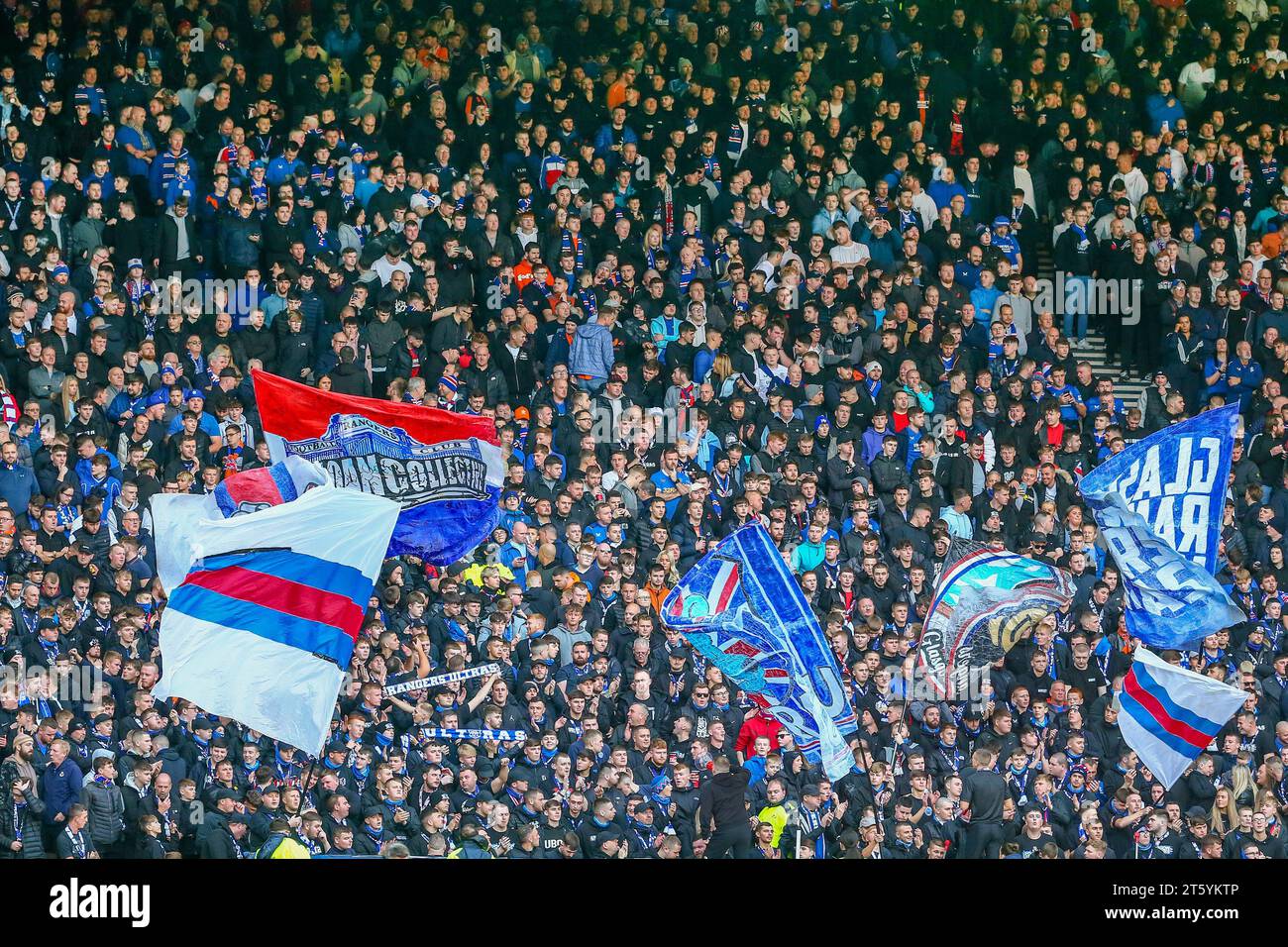 Tifosi del Rangers FC, squadra di calcio a Hampden Terracing, Glasgow, durante una partita di calcio della semifinale della Viaplay Scottish Cup Foto Stock