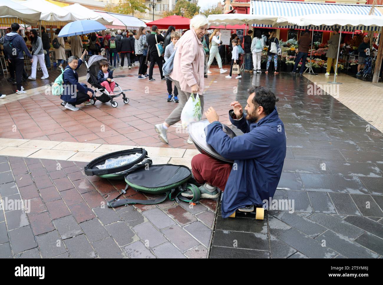Musicista di strada a Nizza che suona su un tamburo UFO Foto Stock