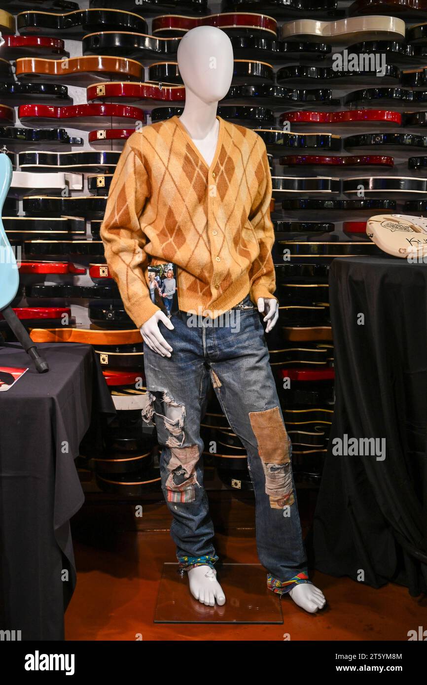 Argyle Cardigan Sweater di Kurt Cobain e Levi's Jeans in mostra durante l'anteprima mediatica delle iconiche chitarre rock'n'roll suonate, indossate e strappate di Julien Foto Stock