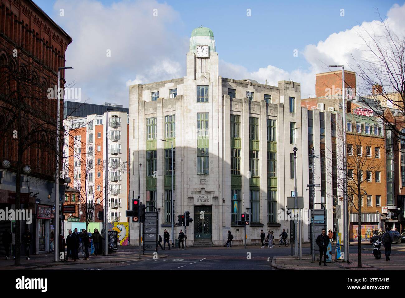 Esterno dell'ex edificio della Bank of Ireland sulla Royal Avenue a Belfast. Un concorso di 12 mesi, guidato dal Belfast City Council e sostenuto dal RIBA, è culminato con la nomina di un team di progettazione integrato per "Belfast Stories", una destinazione unica che si aprirà entro il 2029, svelando quasi 100 anni di patrimonio storico presso il sito art-deco della Bank of Ireland del 1931, in Royal Avenue. L'appuntamento architettonico è una partnership tra la sede di Oslo, Snøhetta, e la sede di Belfast TODD Architects. Saranno a capo della progettazione, supportati da un team di specialisti, mentre consulenze immobiliari e edilizie, Foto Stock