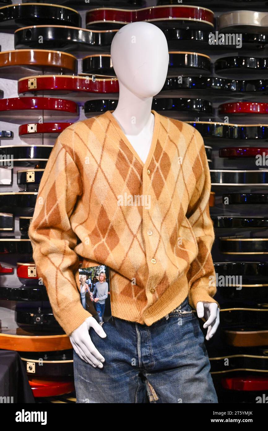 Argyle Cardigan Sweater di Kurt Cobain e Levi's Jeans in mostra durante l'anteprima mediatica delle iconiche chitarre rock'n'roll suonate, indossate e strappate di Julien Foto Stock
