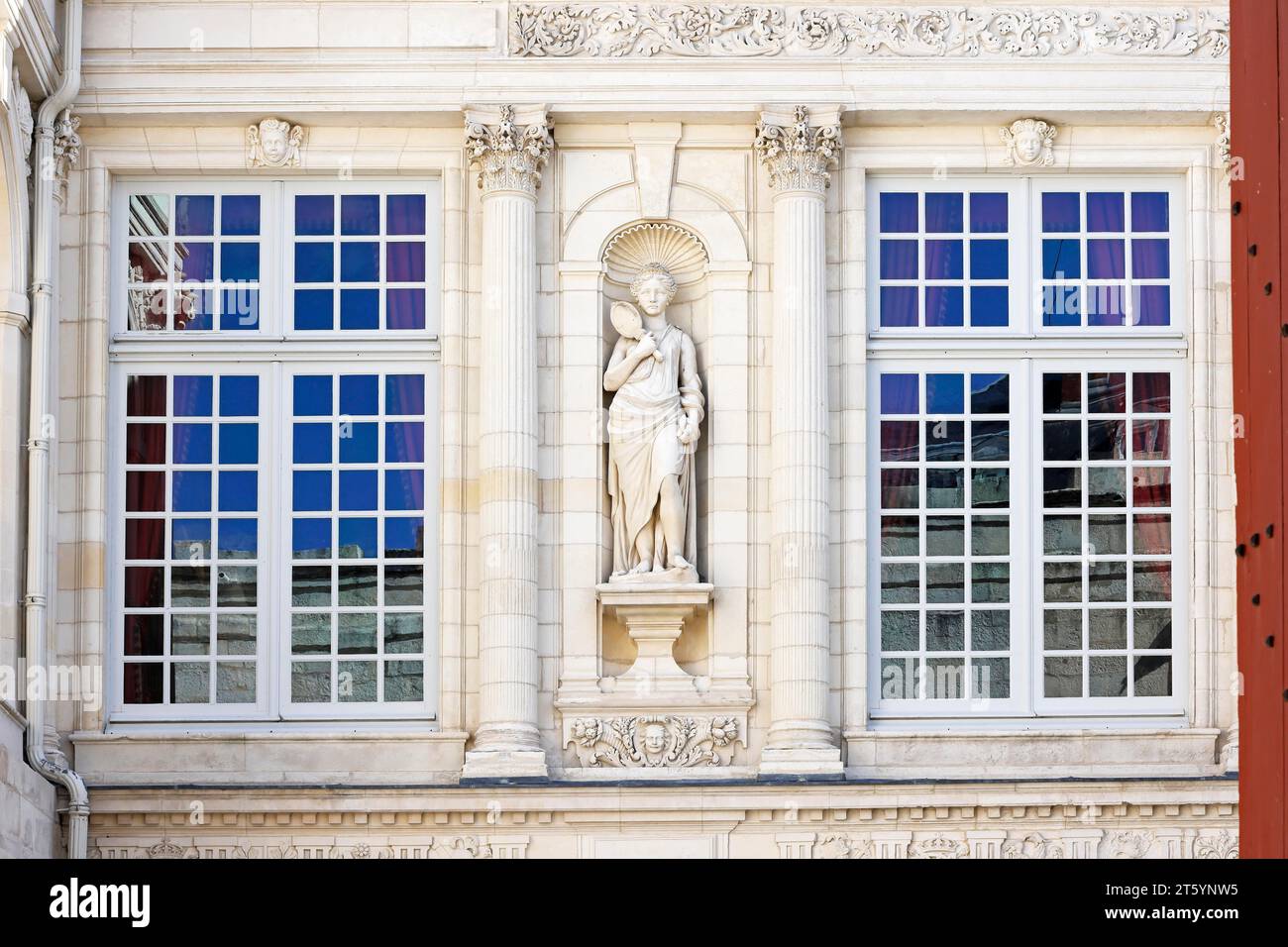 Municipio storico di la Rochelle, Hotel de Ville, facciata decorativa, dettaglio con scultura, dipartimento Charente-Maritime, Francia Foto Stock