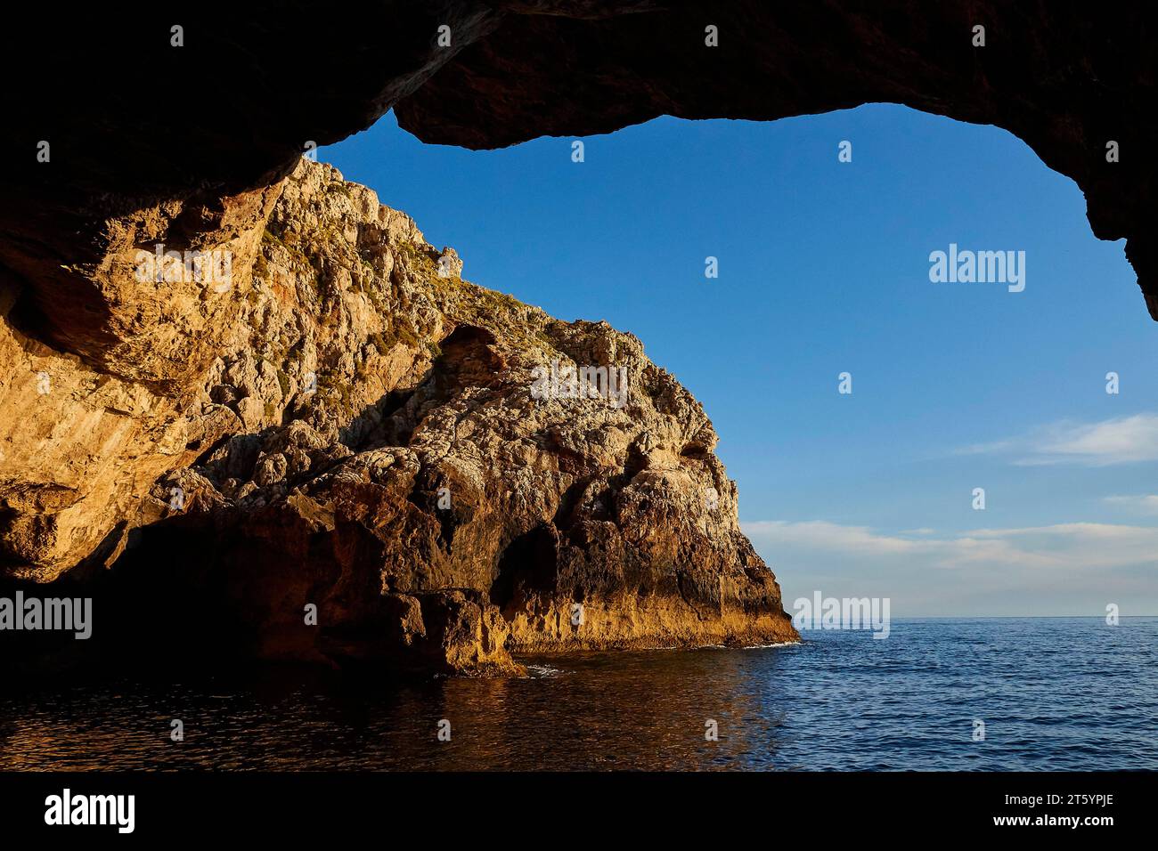 Grotta Perciata, Marettimo, Isole Egadi, Sicilia, Italia Foto Stock