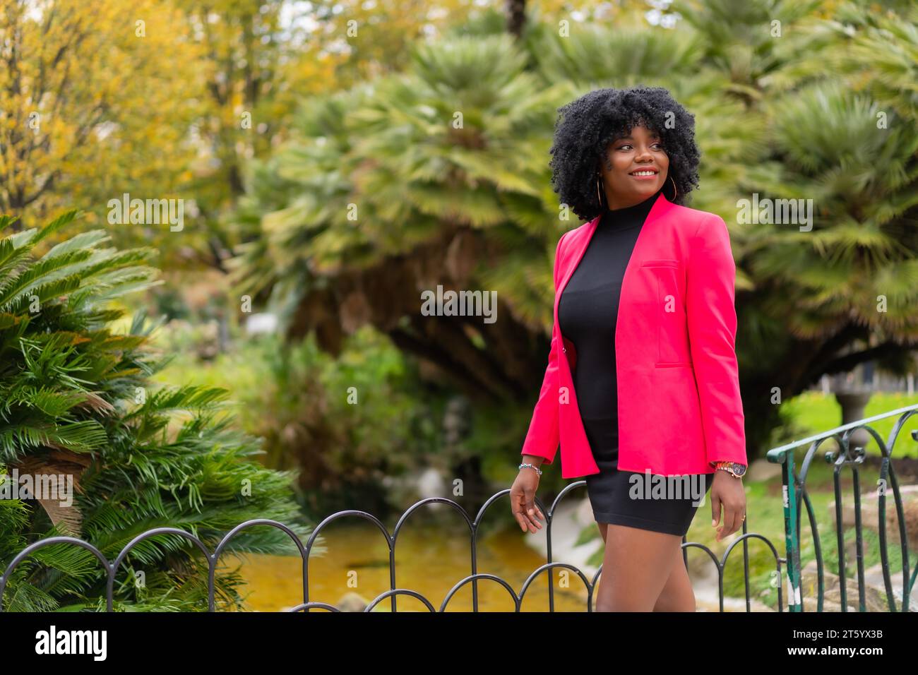 Foto orizzontale con spazio copia di una donna d'affari afroamericana che cammina lungo un parco Foto Stock