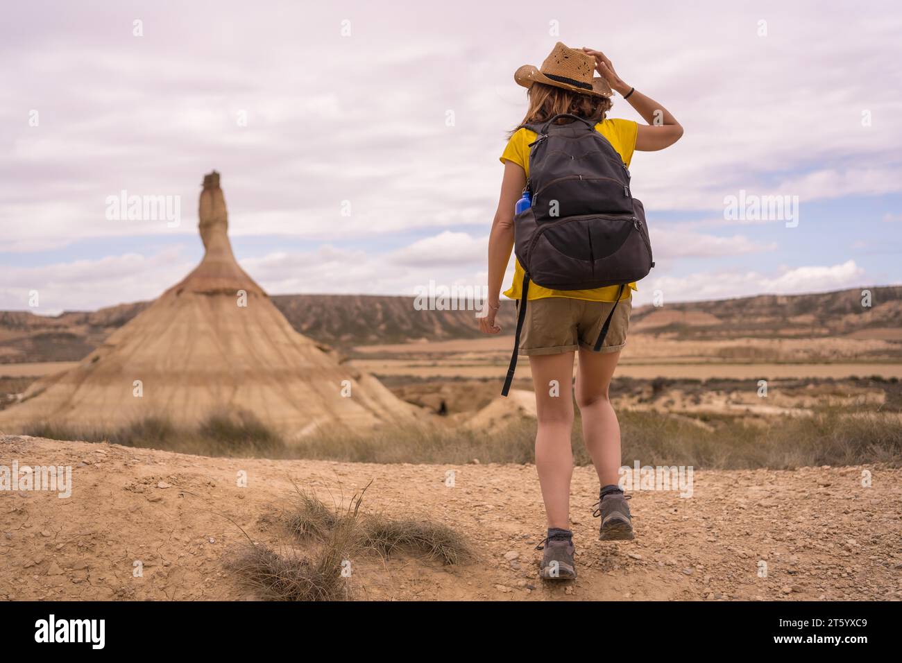 Vista posteriore di una donna che osserva una curiosa formazione rocciosa in un parco naturale Foto Stock