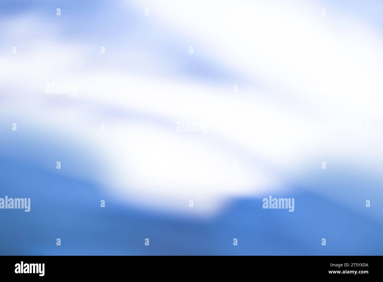 Inverno stagionale neve bokeh sfondo. Sfondi leggeri blu di neve bokeh. Foto Stock