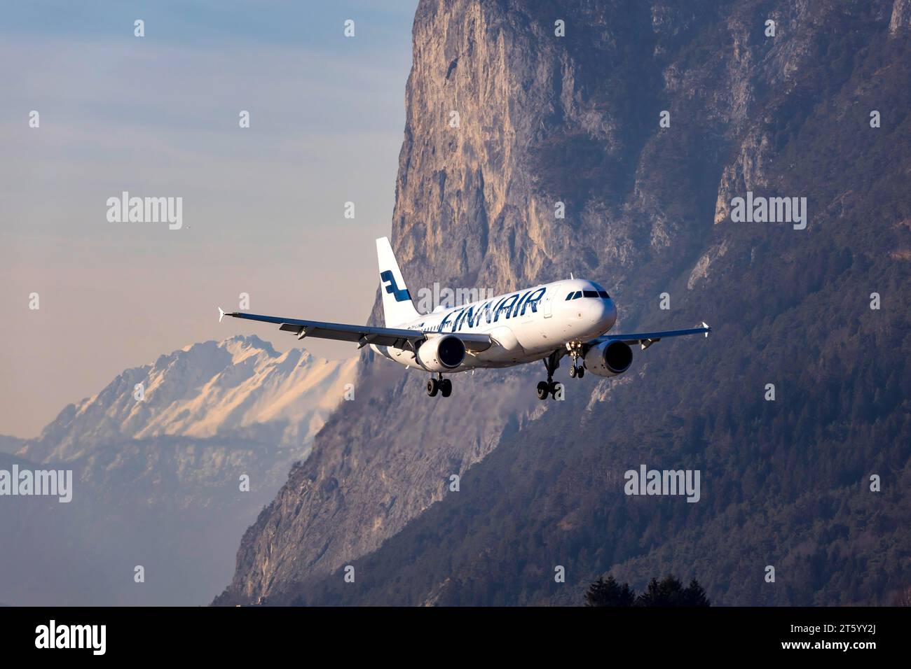 Finnair Aircraft, Airbus A320-214, in avvicinamento all'aeroporto di Innsbruck Kranebitten, montagne innevate delle Alpi, Innsbruck, Tirolo, Austria Foto Stock