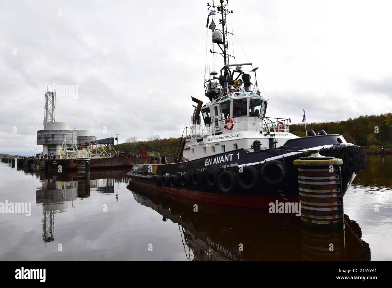 Rimorchiatore che traina un pontone con installazione offshore nel canale di Kiel, Schleswig-Holstein, Germania Foto Stock