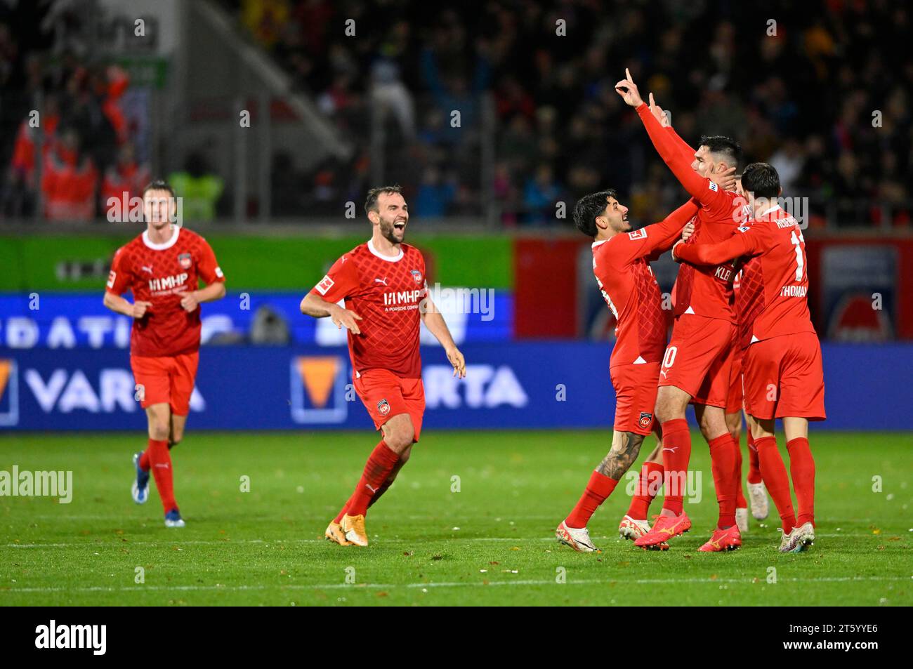 Celebrazione del gol Tim Kleindienst 1. FC Heidenheim 1846 FCH (10) l, Voith-Arena, Heidenheim, Baden-Wuerttemberg, Germania Foto Stock