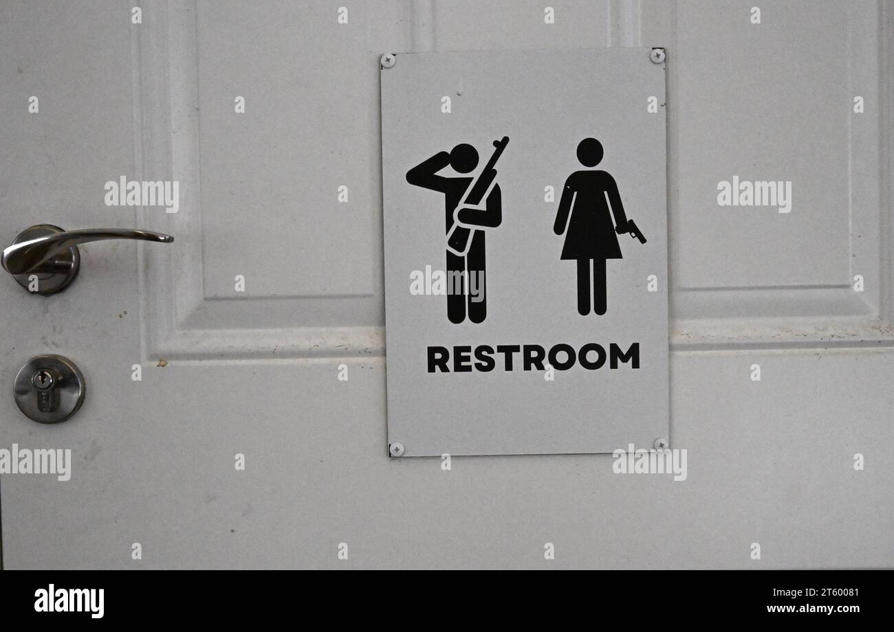 Gush Etzion, Cisgiordania. 6 novembre 2023. Un cartello sul bagno pubblico presso la Caliber 3 Counter Terror and Security Academy di Gush Etzion, Cisgiordania, lunedì 6 novembre 2023. Gli israeliani si stanno affrettando a ottenere licenze di armi a causa di un sentimento di insicurezza dopo il massacro di Hamas del 7 ottobre lungo il confine di Gaza. Foto di Debbie Hill/ Credit: UPI/Alamy Live News Foto Stock