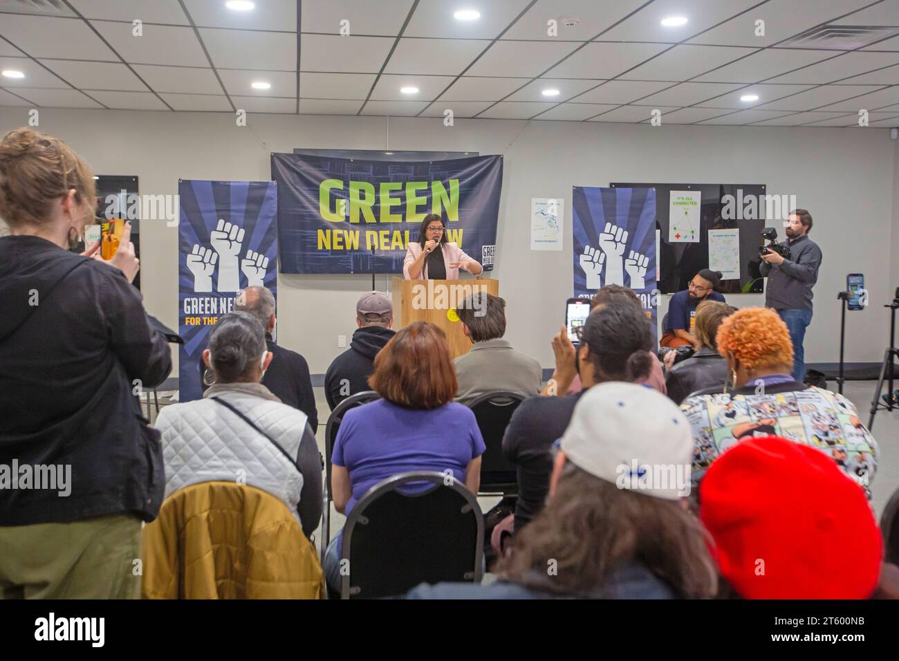 Dearborn, Michigan - la deputata Rashida Tlaib (D-Mich) parla a un raduno per chiedere un Green New Deal. Il piano prevede che il governo dedichi di più Foto Stock