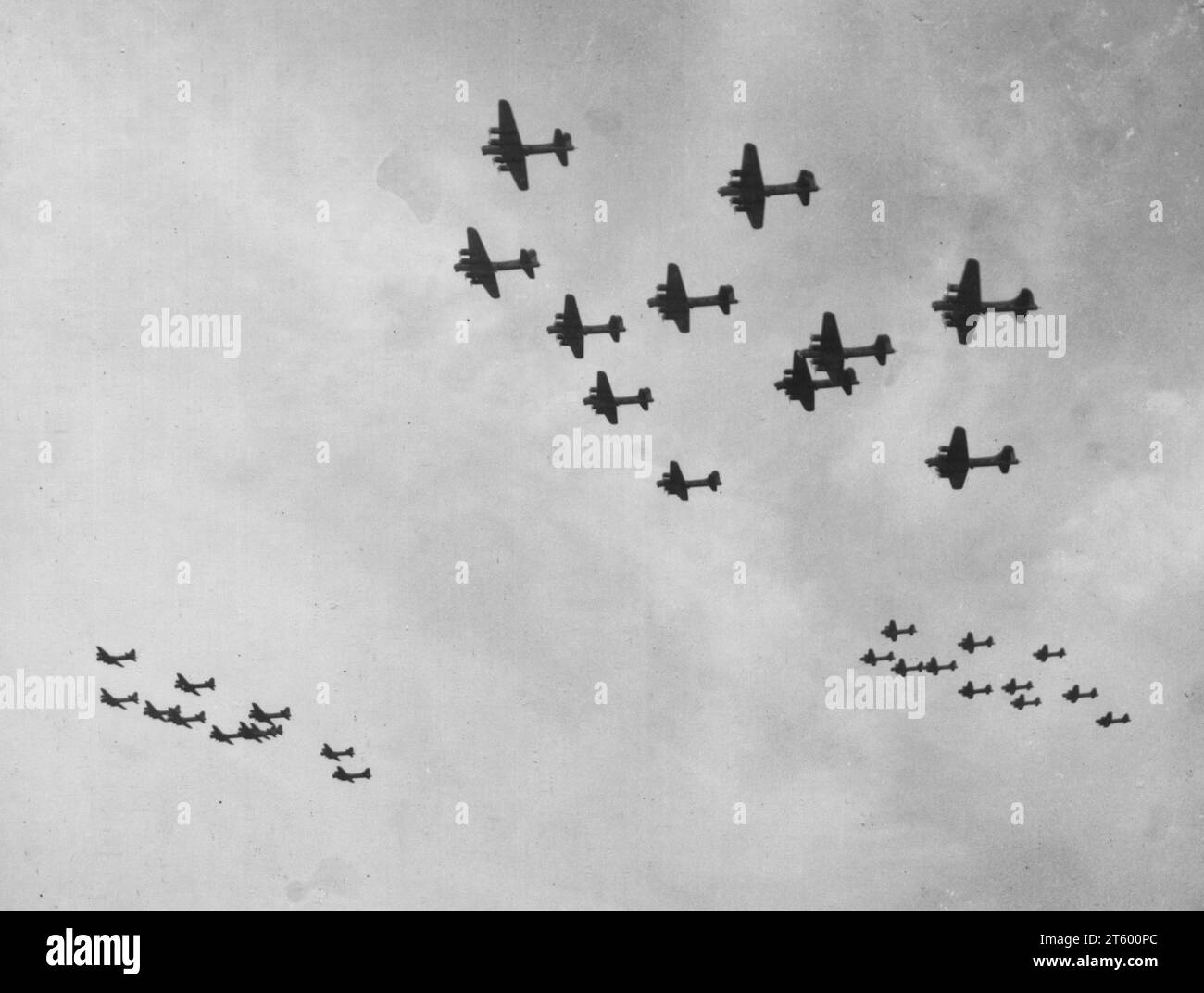 Una grande formazione del 401st Bomb Group Boeing B-17 'Flying Fortresses'Heads for Home base in Inghilterra dopo aver bombardato le installazioni nemiche a Dresda, in Germania, il 23 aprile 1945 Foto Stock
